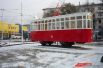 Этот трамвайчик впервые увидел снег. Ведь его установили минувшим летом.