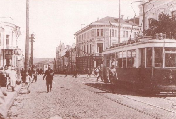На фото улица Большая Советская в 1930 годы. В это время на многих участках были уложены вторые пути, работали 22 вагона.