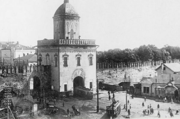 Идея строительства городской железной дороги в Смоленске появилась в 1898 году, вероятно, под влиянием строительства трамвая в Киеве в 1892 году и в Нижнем Новгороде в 1896 году. На фото нынешняя площадь Победы.