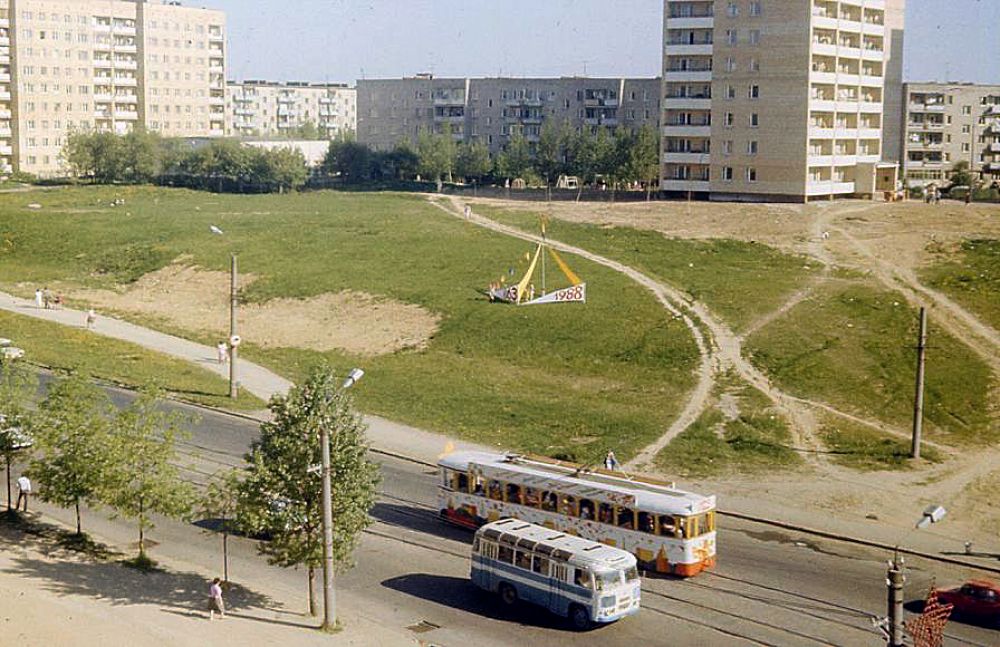 В 80-е годы в праздничные дни на улицах Смоленска можно было увидеть украшенный трамвай, на котором возили оркестр и аниматоров. Фотоснимок сделан на улице 25 Сентября.