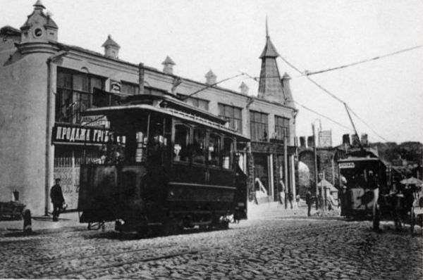 Изначально вагоны курсировали по двум маршрутам: «Вокзал — Никольские ворота» и «Вокзал — Губернаторский пролом».