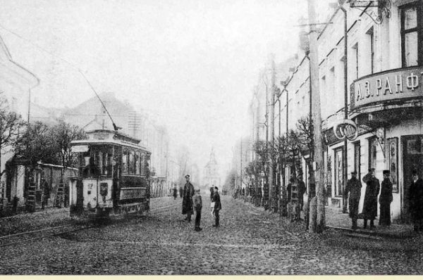 Бельгийский вагон «Унион» под №17 на маршруте в районе улицы Пушкина, а ныне улицы Ленина.