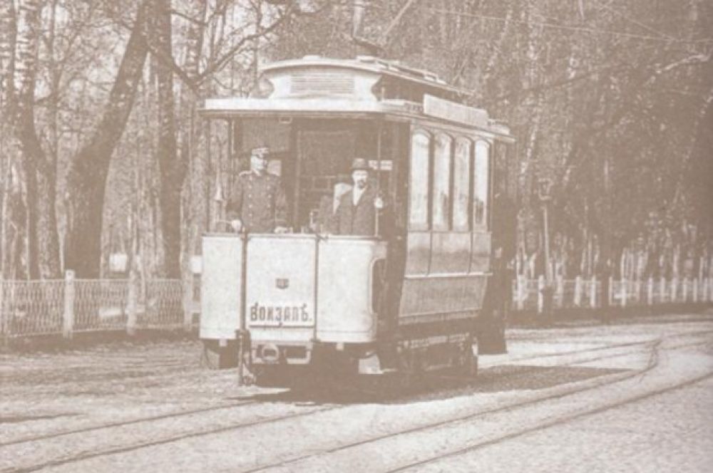 До 1914 года в Смоленском трамвае работали только мужчины, но когда началась война на работу начали принимать и женщин. Первой женщиной Смоленска, ставшей водителем трамвая, в 1914 году стала Баненкова Олимпиада. Она проработала на трамвае более 40 лет.