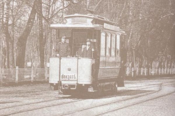 До 1914 года в Смоленском трамвае работали только мужчины, но когда началась война на работу начали принимать и женщин. Первой женщиной Смоленска, ставшей водителем трамвая, в 1914 году стала Баненкова Олимпиада. Она проработала на трамвае более 40 лет.