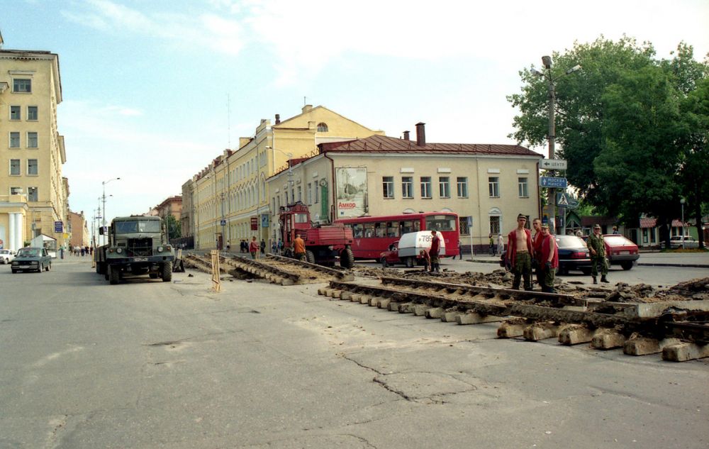 В мае 2001 года была закрыта линия на улице Большой Советской и однопутная линия на улицах Тухачевского и Исаковского. На фото демонтаж путей на площади Победы.