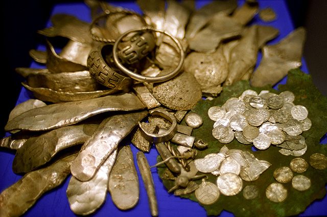 Клад 12 века: гривны Киевской Руси, немецкие, английские, испанские монеты, голландские браслеты, серебряный лом. 