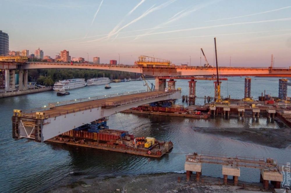 20 октября 2016 года состоялся подъём конструкции центрального пролёта левой части строящегося Ворошиловского моста.