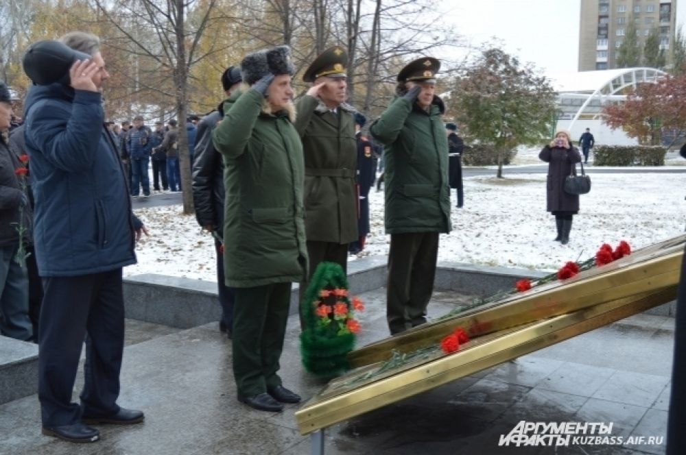 На деньги выпускников в 2011 был создан памятник КВВК. Проект монумента разрабатывала вдова погибшего при исполнении бывшего ученика училища.