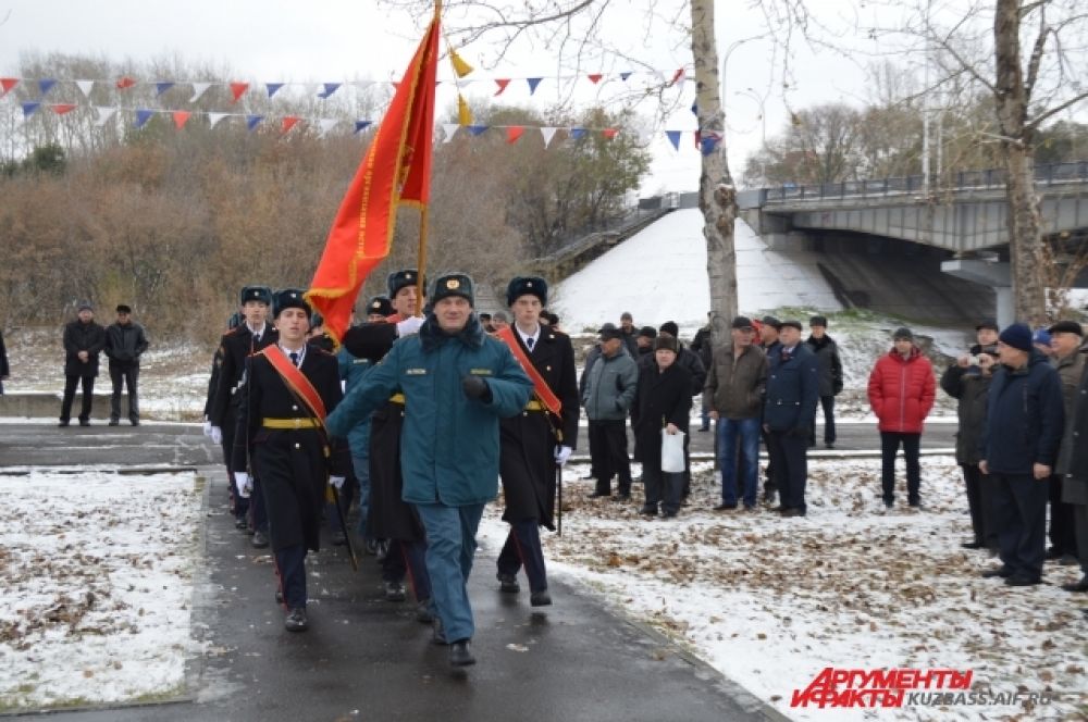На праздновании 20 октября к памятнику участники возложили цветы, поздравили военных и промаршировали дружным строем.