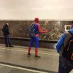 Два вопроса по этому фото: что человек-паук с его способностями делает в метро и почему он хочет его «словить», как такси? «Эй, подкиньте до следующей станции, у меня перестала выделяться паутина»