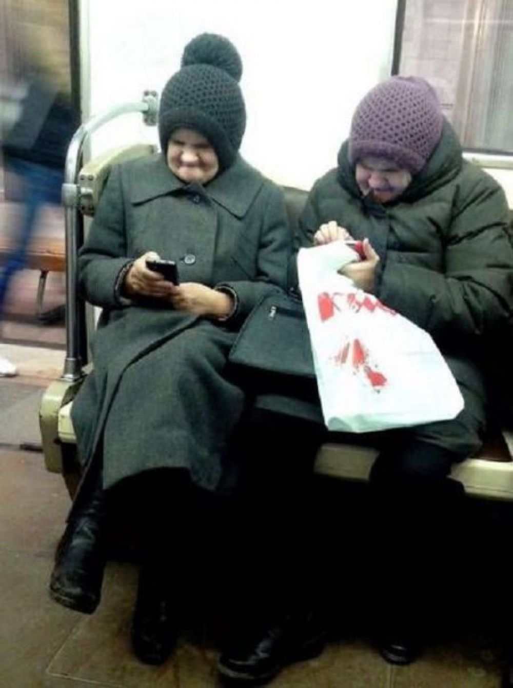 Есть подозрение, что они работают на секретные службы безопасности. У них настолько идентичные лица, что кажется, что это просто очень удачный грим или маскировка