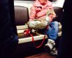 Возможно этого гуся специально берут в метро, чтобы он щипал тех, кто пытается занять место. Как видим, даже рядом с его хозяйкой никто не садится
