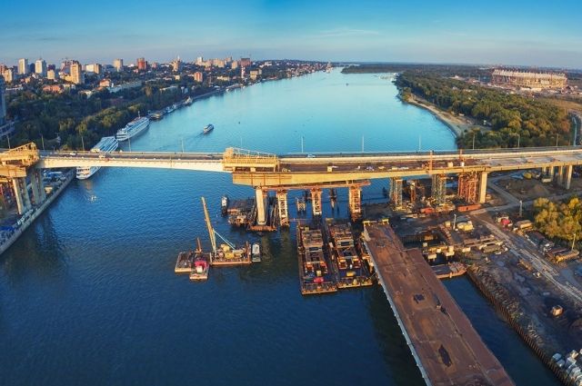 «Золотая нить» Ворошиловского моста по одной из версий соединяет Европу и Азию, т.к. граница проходит по реке Дон.