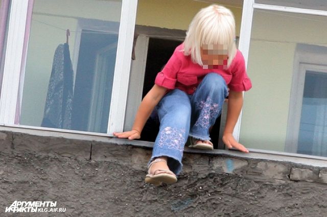 В Калининграде 6-летняя девочка выжила, выпав из окна на 5 этаже.
