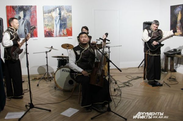 На открытии выставки бурятского художника национальные мотивы картин переплелись с этнической музыкой. 