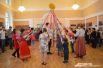 Воздавали хвалу вместе с малышами симпатичному стилизованному солнцу, тоже хороводом – древнейшим обрядовым танцем славянских народов.