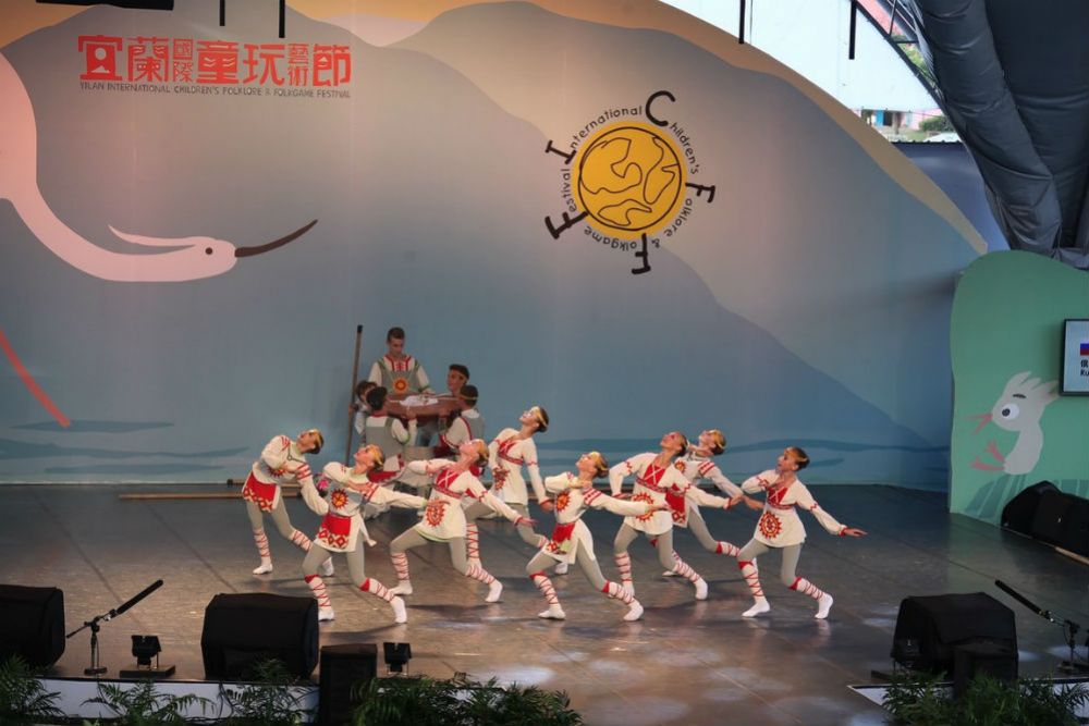 На международном фестивале на Тайване девчата и ребята набрались незабываемых впечатлений и себя показали, и мир посмотрели.