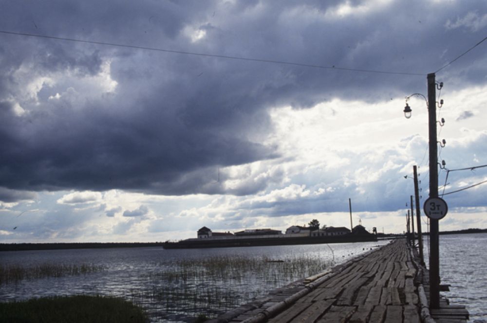 «Вологодский пятак» — колония особого режима для пожизненных заключенных. Расположена в бывшем Кирилло-Новоезерском монастыре на озере Новом (остров Огненный) вблизи города Белозерска в Вологодской области, из-за чего ее называют русским Алькатрасом.