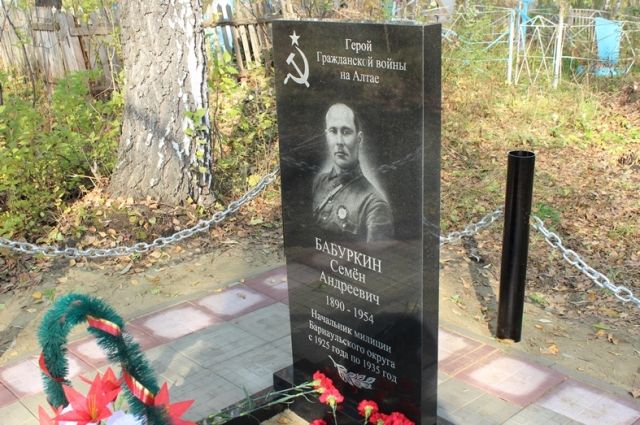 Памятник Семену Бабуркину в Петровке.