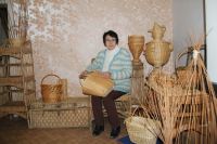 Директор музея Вера Петровна Фомина среди изделий местных мастеров.
