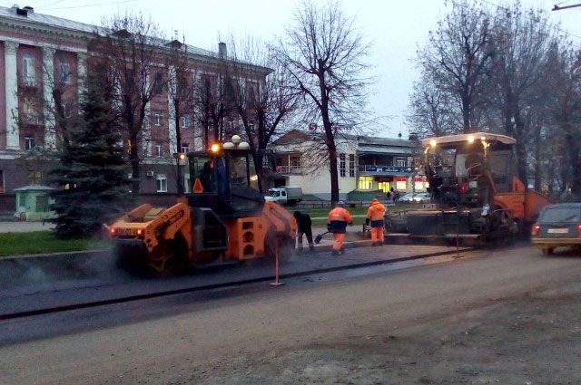 Работы на проспекте Ленина выполняли даже после завершения светового дня.