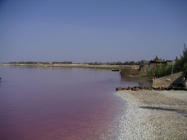 Озеро Ретба находится к востоку от полуострова Зелёный мыс в Сенегале
