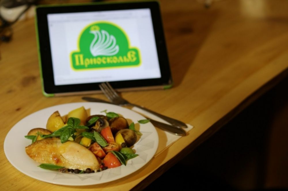 Куриные грудки, запечённые с грибами и розмарином. Сварите 300 г. В ступке растолчите листья розмарина, чеснок, соль, перец, добавьте сок лимона и масло, размешайте. Добавьте куриные грудки и обваляйте в пасте. Нагрейте чугунную сковороду, выложите куриные грудки кожей вниз, готовьте пять минут, пока кожица не станет золотисто-коричневая. Переверните куриные грудки, добавьте шампиньоны и картофель и сбрызните соком второго лимона. Добавьте к куриным грудкам в сковороде веточки розмарина и 4 половинки выжатых лимонов. Выпекайте в духовке 20 минут. Добавьте помидоры с оливковым маслом.