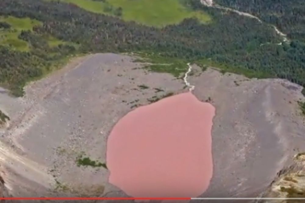 Пыльное розовое озеро расположено в Британской Колумбии, в Канаде. Вода в нем не соленая и не содержит водорослей, однако она всё равно обладает розовым цветом.