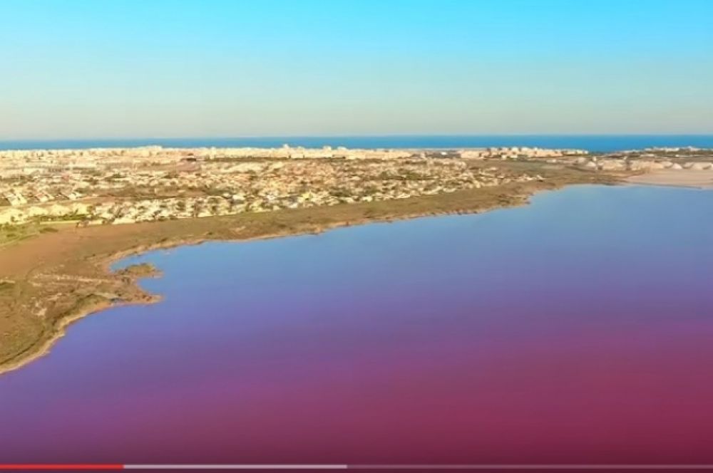 Розовое озеро Торревьехи - это соленое озеро, окружающее приморский город на юго-востоке Испании.