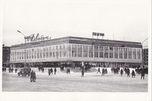 Главный фасад здания на Вокзальной магистрали со стороны проспекта Димитрова, 1971-72 гг.