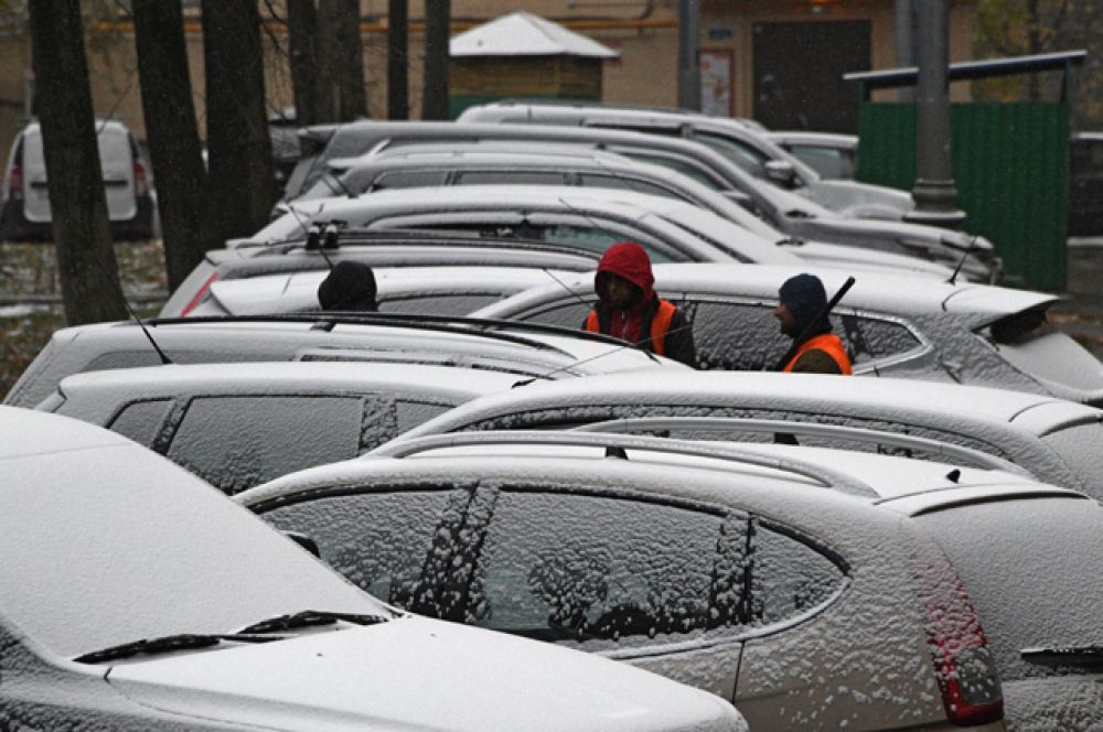 Сотрудники коммунальных служб убирают снег на одной из улиц в Москве.