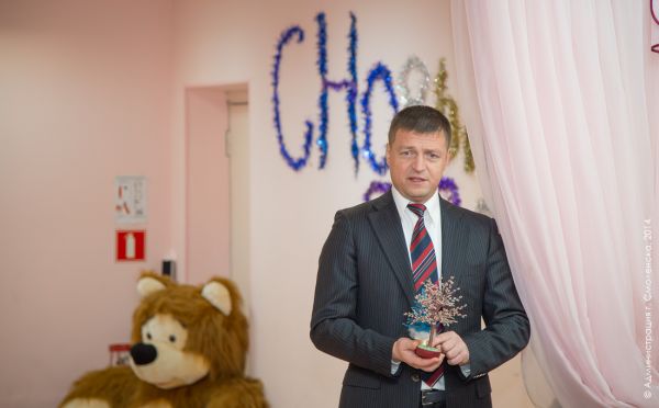 Николай Алашеев поздравляет с Новым годом воспитанников детского дома «Гнездышко». Все ребята в этот вечер получили пригласительные билеты в цирк.