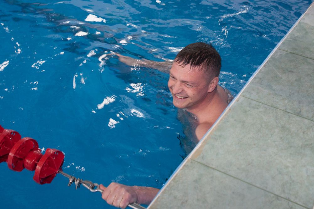Николай Алашеев решил самостоятельно протестировать плавательную дорожку смоленского бассейна «Дельфин» во время проведения соревнований по плаванию. До этого момента бассейн долгие годы был закрыт на реконструкцию.