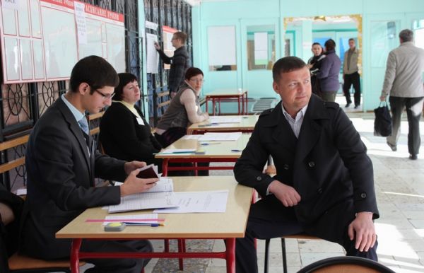Николай Алашеев голосует в школе № 33 на выборах в региональный парламент. Тогда еще глава администрации Смоленска признался, что выбор для него не был сложным.
