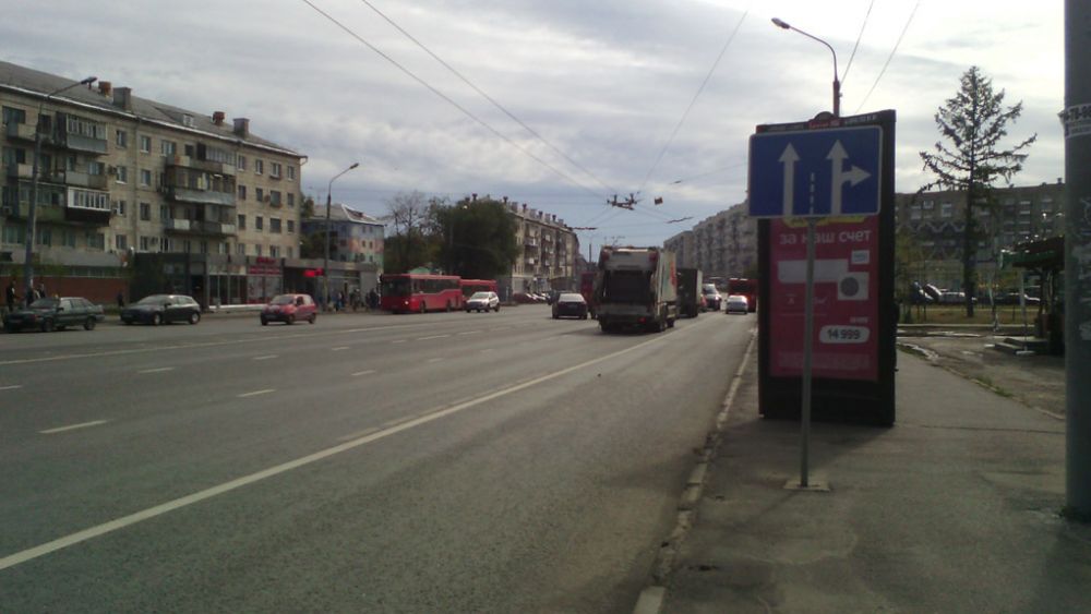 Перекресток Декабристов и Волгоградской: у кого двоится в глазах? Судя по разметке, здесь четыре полосы движения, а не две, как на знаке.
