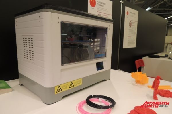 3D принтер, который изготавливает фигурки из пластмассы