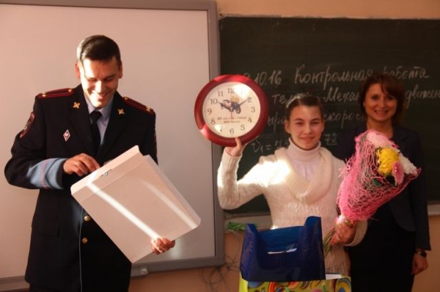 Светлане Богдановой вручили благодарственную грамоту и подарки.