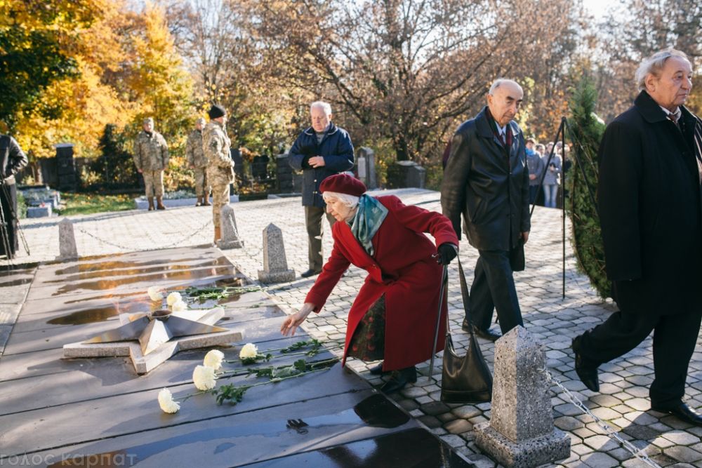 Такие фотографии всегда немного берут за душу