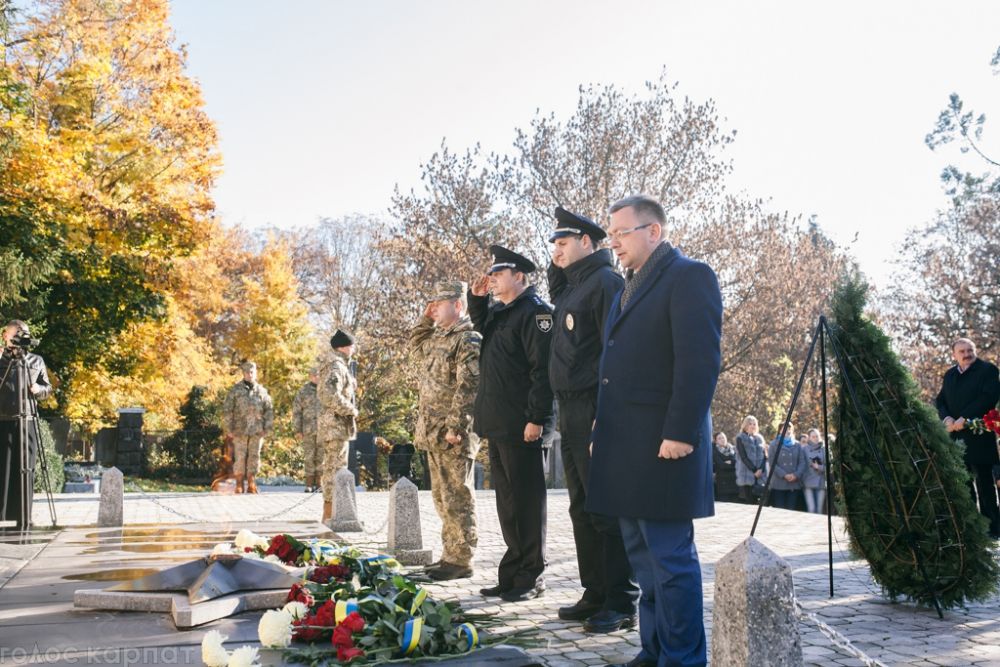 Неважно, кто стоит у мемориалов: полиция, военные или власть. Важно, что все едины в этот день и понимают, что сделали их отцы и деды для того, чтобы у нас было будущее