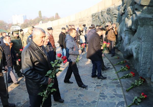 Обычные люди разных возрастов приходили чтобы показать свое уважение воинам, которые погибли в боях за освобождение Украины