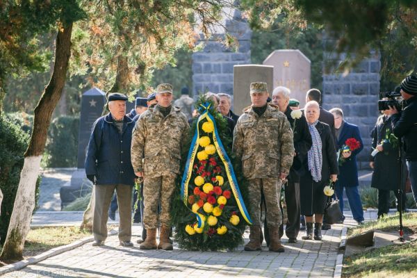 Вся Украина может как радоваться, так и скорбить в этот день. Ужгородцы тоже помнят об этом