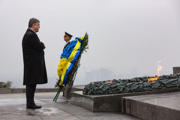 Глава государства традиционно почтил память погибших, которые помогли выгнать нацистов из страны