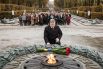 Возложение цветов возле вечного огня в парке Славы в Киеве