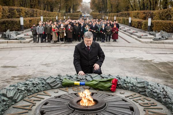 Возложение цветов возле вечного огня в парке Славы в Киеве