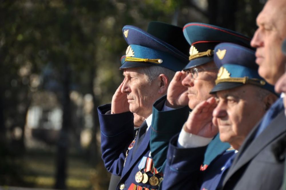 А вот ветераны Полтавы отдают свою честь