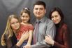 Это семья премьер-министра Украины Владимира Гройсмана. Справа его жена - Елена Гройсман