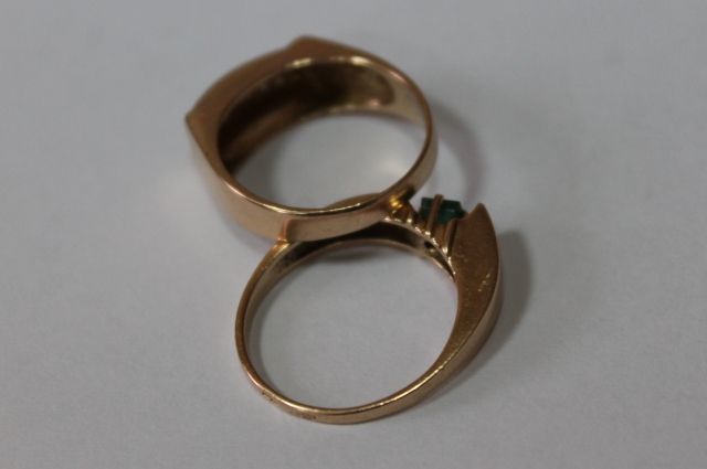 Золотые кольца украли. Украла кольцо.