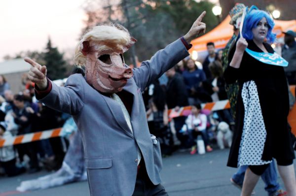 Противник Дональда Трампа в костюме свиньи.