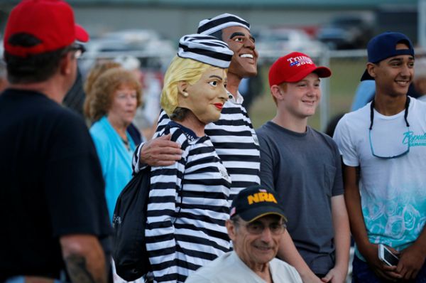 Люди, изображающие заключенных Хиллари Клинтон и Барака Обаму.