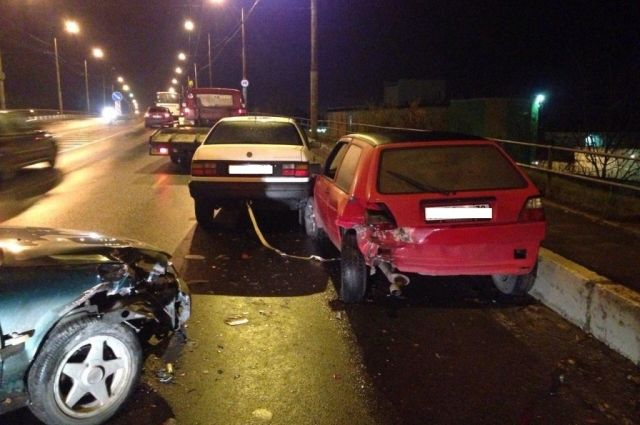 В Калининграде автомобиль протаранил легковушку, которая сбила пешехода .